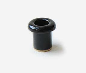 Kabeļa ievads, porcelāns, melna