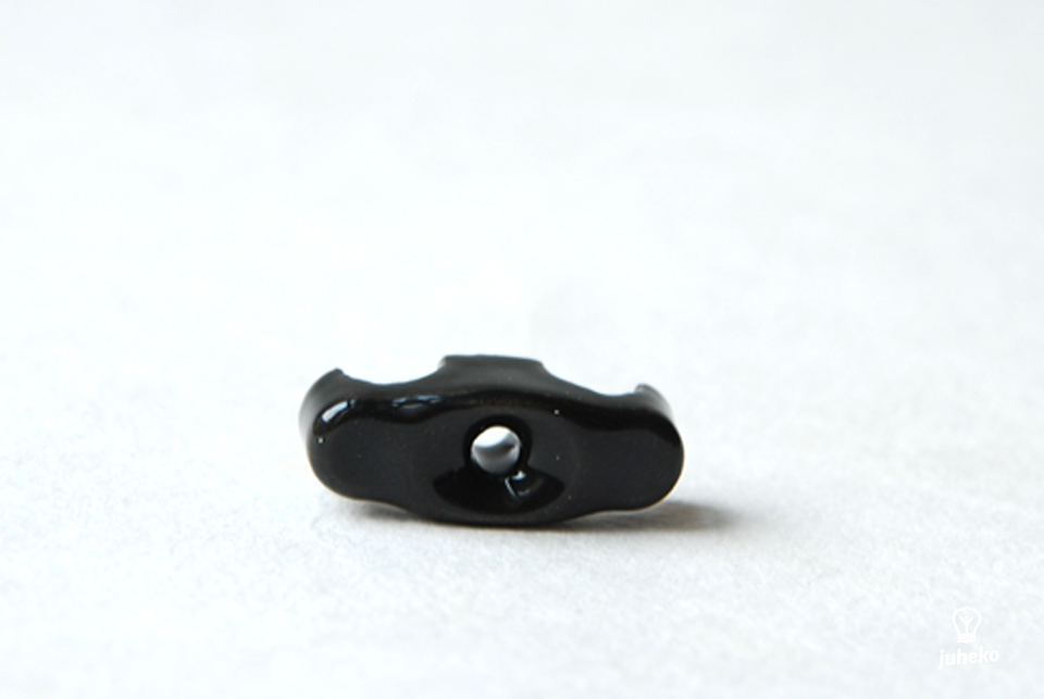 Kiinnike kahdelle johdolle Ida, posliini, musta Kiinnike kahdelle johdolle Ida, posliini, musta