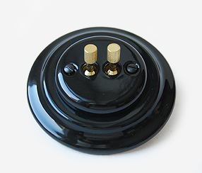 Sieninis jungiklis su dviem metalinėmis svirtimis, juodas, porcelianas Sieninis jungiklis su dviem metalinėmis svirtimis, juodas, porcelianas