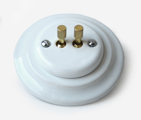 Sieninis jungiklis su dviem metaliniais mygtukais, baltas, porcelianas Sieninis jungiklis su dviem metaliniais mygtukais, baltas, porcelianas