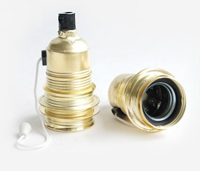 Metallinen lampunpidin E27 vetokytkimellä ja varjostinrenkailla