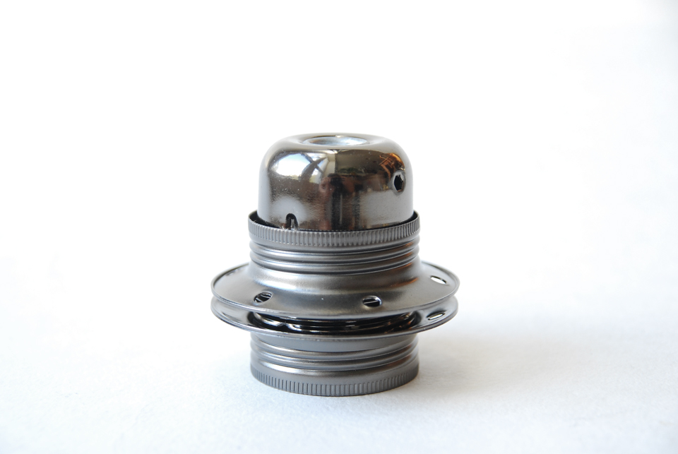 Maadoitettu E27 lampunpidin kahdella varjostinrenkaalla, tumma kromi Maadoitettu E27 lampunpidin kahdella varjostinrenkaalla, tumma kromi